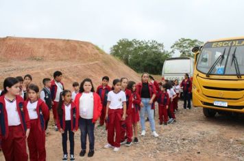 Foto - Alunos da Escola Municipal Francisco José de Lima Jr visitam o aterro sanitário do Município