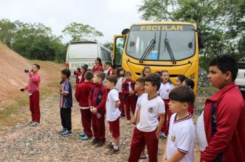 Foto - Alunos da Escola Municipal Francisco José de Lima Jr visitam o aterro sanitário do Município