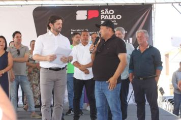 Foto - Inauguração do Empreendimento Cajati D- 65 casas e entrega de 280 títulos de Regularização Fundiária