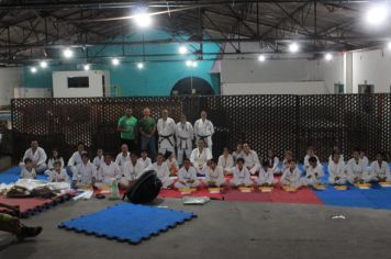 Foto - ESPORTE SANO CAJATI PROMOVE GRADUAÇÃO COM  TROCA DE FAIXAS E DOAÇÃO DE KIMONOS PARA ATLETAS INICIANTES