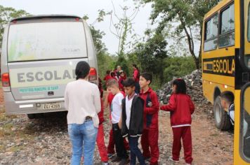 Foto - Alunos da Escola Municipal Francisco José de Lima Jr visitam o aterro sanitário do Município