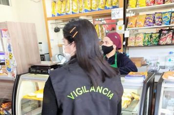 Visitadores sanitários realizam trabalho de conscientização contra a Covid-19 nos comércios e praças de Cajati