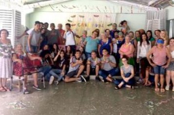 CRAS Central reúne jovens e idosos para cair na folia