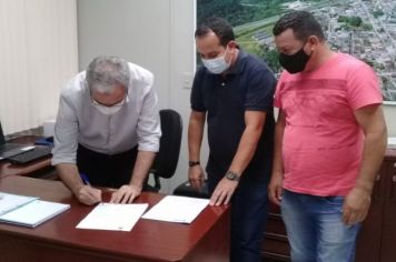 Prefeito Sidinei Ribeiro firma parceria com Jacupiranga para promover a manutenção nas vias rurais que interligam os municípios
