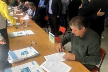 Prefeito de Cajati assina contratos com o FEHIDRO em São Paulo
