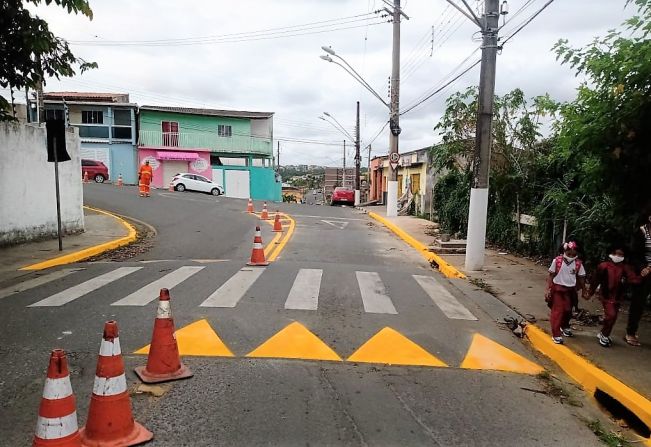 Prefeitura de Cajati está realizando a revitalização na sinalização de trânsito na Vila Antunes