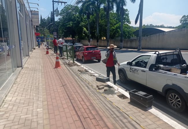 Prefeitura de Cajati instala guarda corpos na calçada da Avenida Fernando Costa