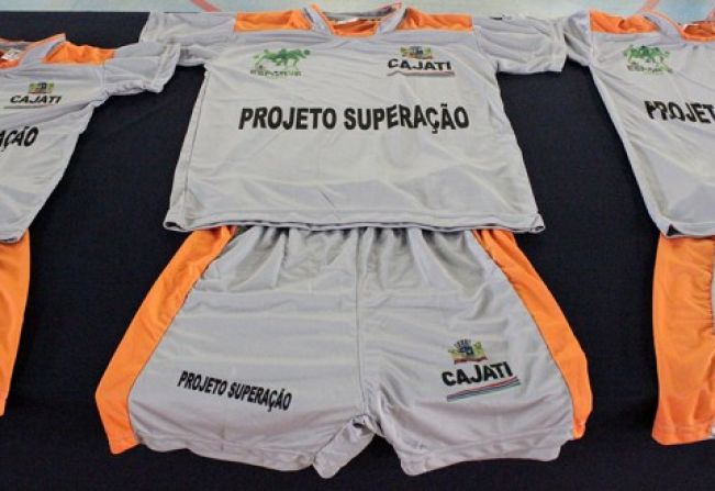 Prefeitura de Cajati entrega uniformes para alunos do Projeto Superação