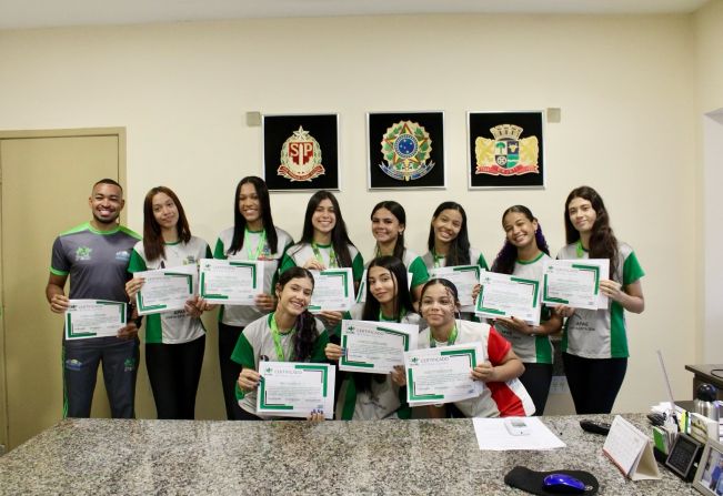 Secretaria de Esportes e Lazer entrega Certificado de Honra ao Mérito para o time de voleibol feminino