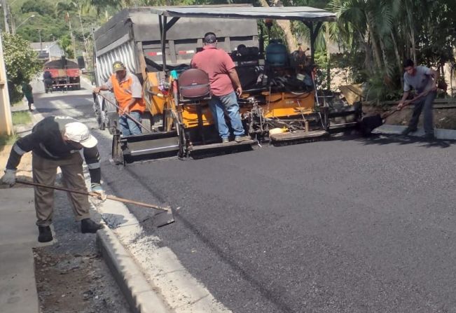Prefeitura de Cajati realiza a pavimentação asfáltica das ruas do município 