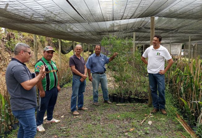 Divisão de Desenvolvimento sustentável de Cajati visita projeto de cultivo da Pitaia na Barra do Turvo