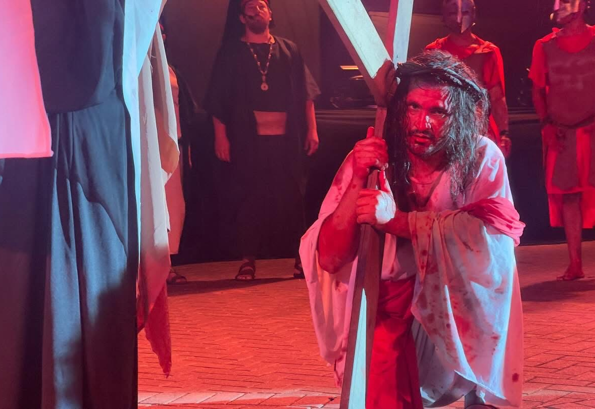 PAIXÃO DE CRISTO EMOCIONA OS CAJATIENSES NA PRAÇA DA BÍBLIA