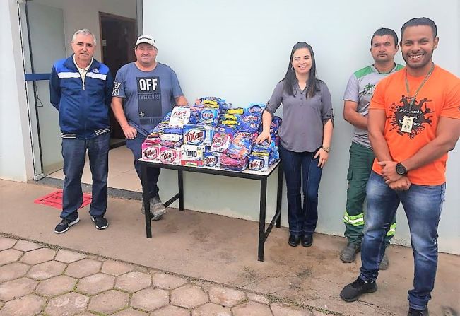 Fundo Social recebe 170 embalagens de sabão em pó doados durante os Campeonatos de Veteranos e Inter Firmas que aconteceram em Cajati