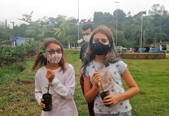 Divisão do Meio Ambiente de Cajati celebra o dia da árvore com plantio de mudas no Campo do Areião