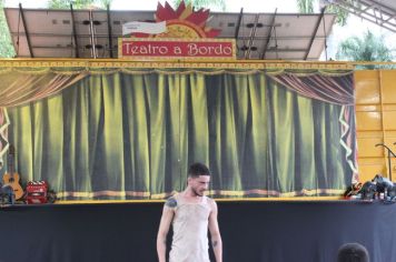 Foto - Espetáculo Caixola Brincante apresentado pelo Teatro a Bordo