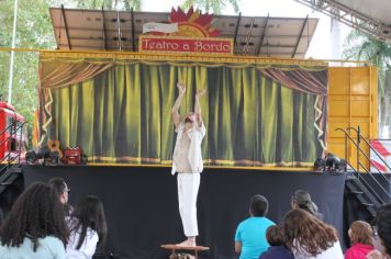 Foto - Espetáculo Caixola Brincante apresentado pelo Teatro a Bordo