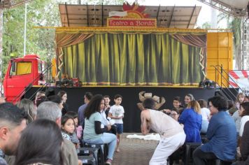 Foto - Espetáculo Caixola Brincante apresentado pelo Teatro a Bordo