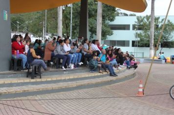 Foto - Espetáculo Caixola Brincante apresentado pelo Teatro a Bordo