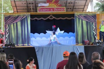 Foto - Espetáculo Caixola Brincante apresentado pelo Teatro a Bordo