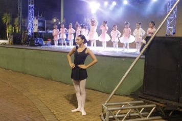 Foto - Cajati comemora o Dia Internacional da Dança apresentando um espetáculo na Praça da Bíblia