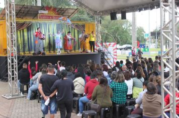 Foto - Espetáculo Caixola Brincante apresentado pelo Teatro a Bordo