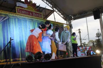 Foto - Espetáculo Caixola Brincante apresentado pelo Teatro a Bordo