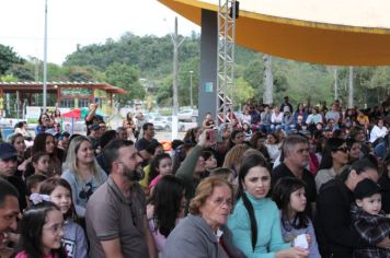 Foto - Espetáculo Caixola Brincante apresentado pelo Teatro a Bordo