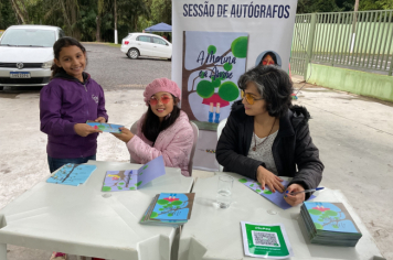 Foto - Sessão de Autógrafos - Árvore Guararema