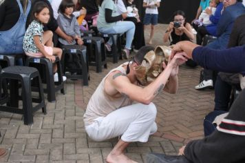 Foto - Espetáculo Caixola Brincante apresentado pelo Teatro a Bordo