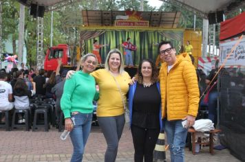 Foto - Espetáculo Caixola Brincante apresentado pelo Teatro a Bordo