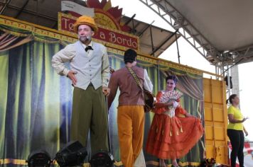 Foto - Espetáculo Caixola Brincante apresentado pelo Teatro a Bordo