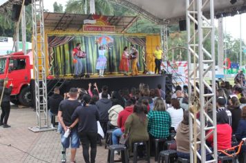 Foto - Espetáculo Caixola Brincante apresentado pelo Teatro a Bordo