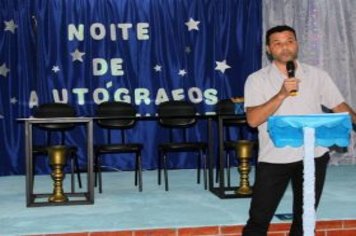 Foto - Noite de Autógrafos com Alunos Escritores