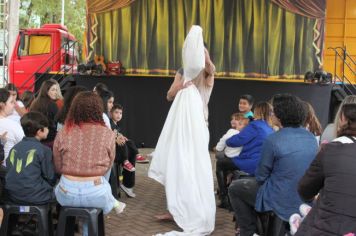 Foto - Espetáculo Caixola Brincante apresentado pelo Teatro a Bordo