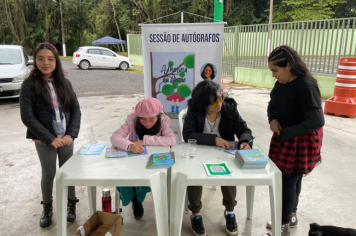 Foto - Sessão de Autógrafos - Árvore Guararema