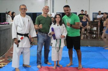 Foto - ESPORTE SANO CAJATI PROMOVE GRADUAÇÃO COM  TROCA DE FAIXAS E DOAÇÃO DE KIMONOS PARA ATLETAS INICIANTES