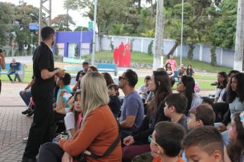 Foto - Espetáculo Caixola Brincante apresentado pelo Teatro a Bordo