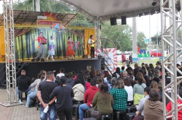 Foto - Espetáculo Caixola Brincante apresentado pelo Teatro a Bordo