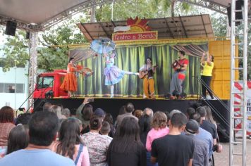 Foto - Espetáculo Caixola Brincante apresentado pelo Teatro a Bordo