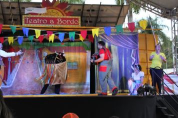 Foto - Espetáculo Caixola Brincante apresentado pelo Teatro a Bordo