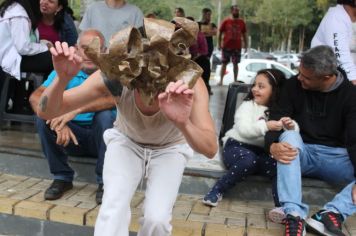 Foto - Espetáculo Caixola Brincante apresentado pelo Teatro a Bordo