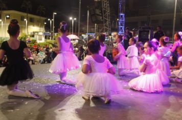 Foto - Cajati comemora o Dia Internacional da Dança apresentando um espetáculo na Praça da Bíblia