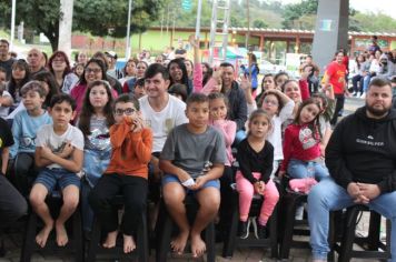 Foto - Espetáculo Caixola Brincante apresentado pelo Teatro a Bordo