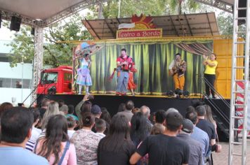 Foto - Espetáculo Caixola Brincante apresentado pelo Teatro a Bordo