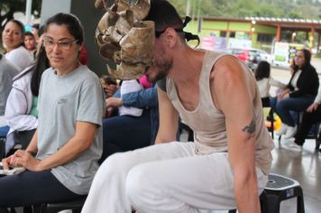 Foto - Espetáculo Caixola Brincante apresentado pelo Teatro a Bordo