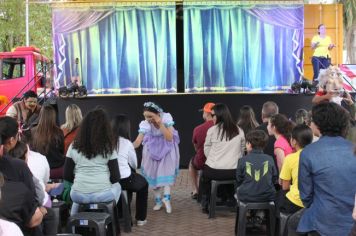 Foto - Espetáculo Caixola Brincante apresentado pelo Teatro a Bordo