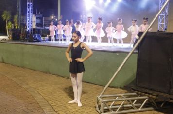 Foto - Cajati comemora o Dia Internacional da Dança apresentando um espetáculo na Praça da Bíblia