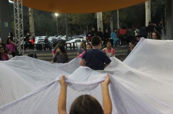 Foto - Espetáculo Caixola Brincante apresentado pelo Teatro a Bordo