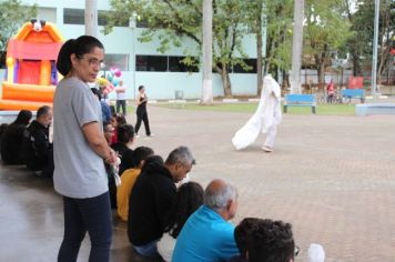 Foto - Espetáculo Caixola Brincante apresentado pelo Teatro a Bordo