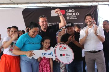 Foto - Inauguração do Empreendimento Cajati D- 65 casas e entrega de 280 títulos de Regularização Fundiária